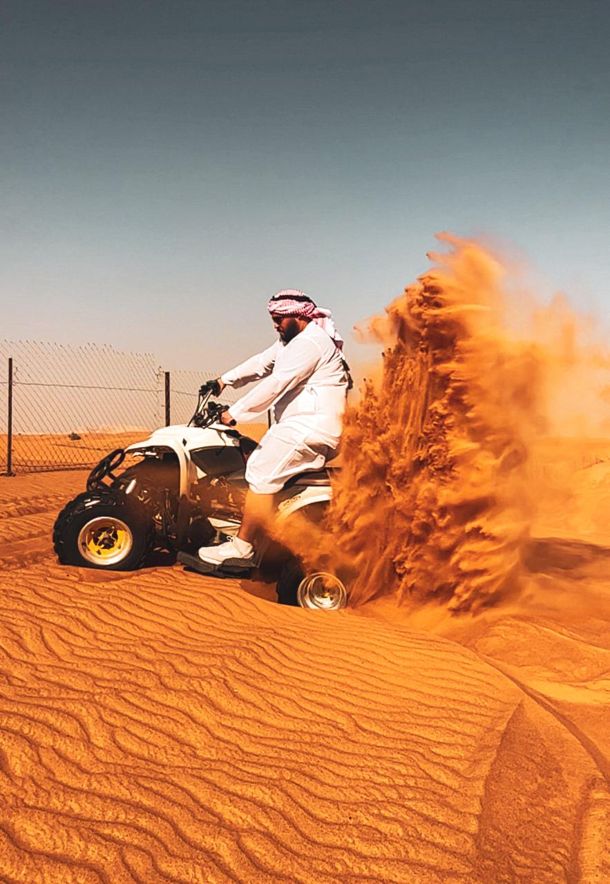Pilotando quadriciclo nas dunas do deserto