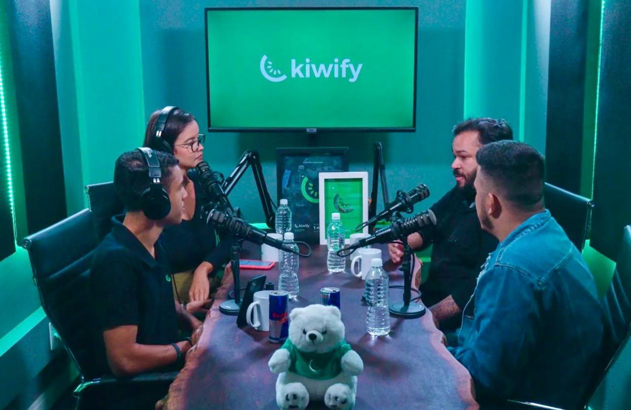 Participação em podcast no estúdio da Kiwify com equipe e microfones