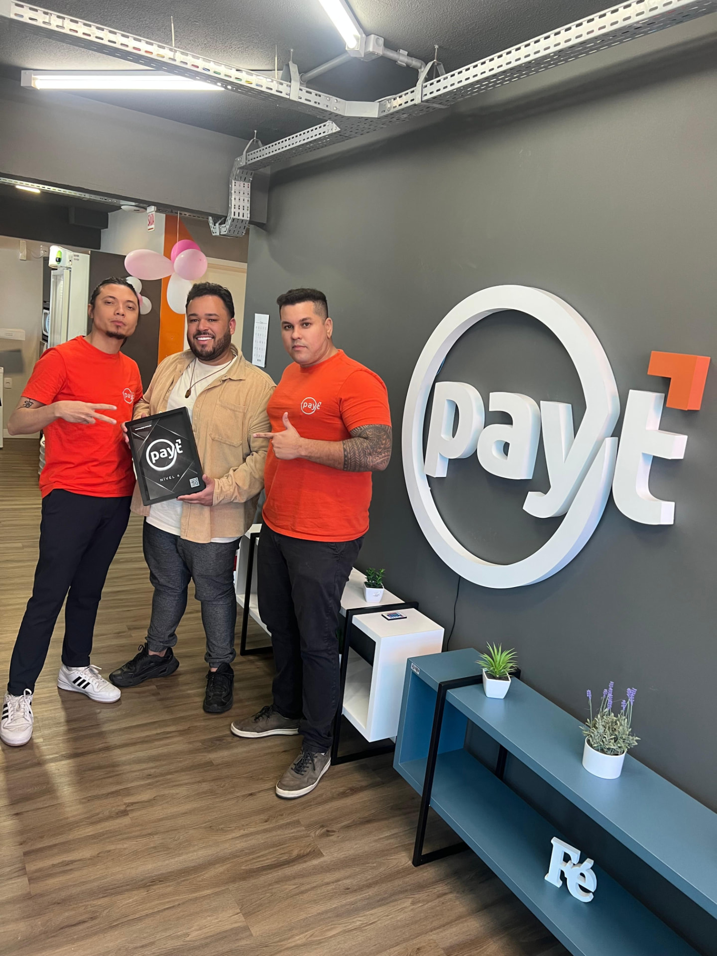 Recebendo a premiação Nível 4 da Payt no escritório da empresa